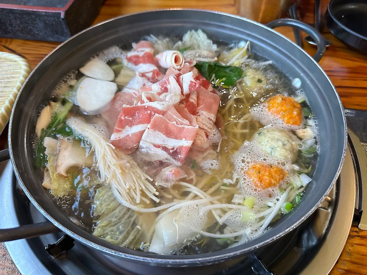 Exterior and interior of Songdam Kalguksu in Anjung, Pyeongtaek