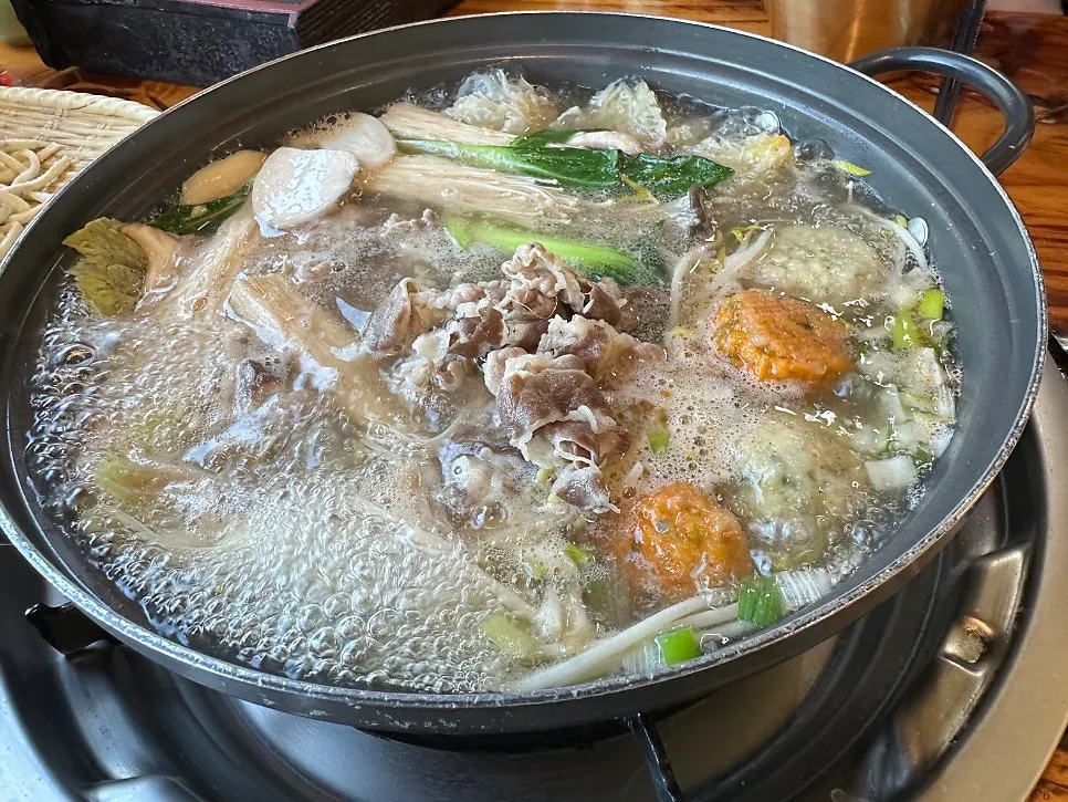육수에 소고기와 완자만두를 넣어 끓이는 모습