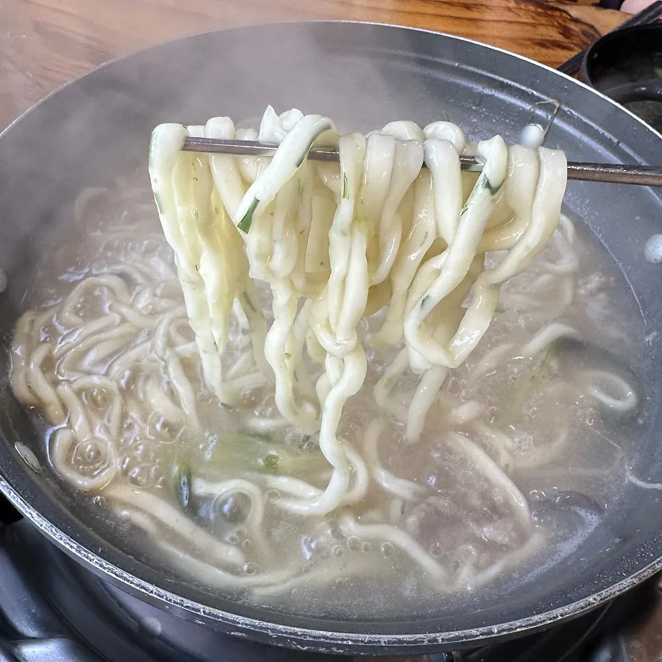 추가한 소고기를 냄비에 넣는 모습