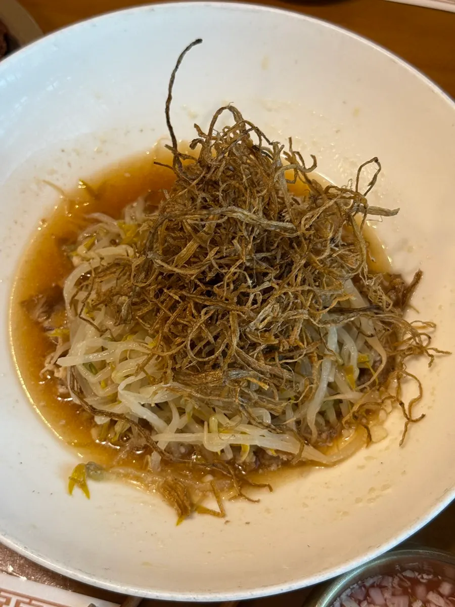 Bulgogi cold salad with fried burdock root