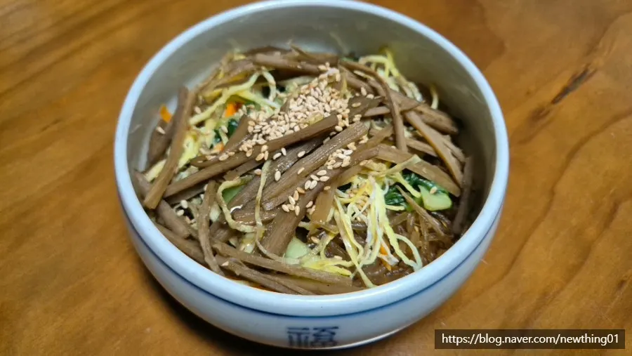 잡채 한 접시
