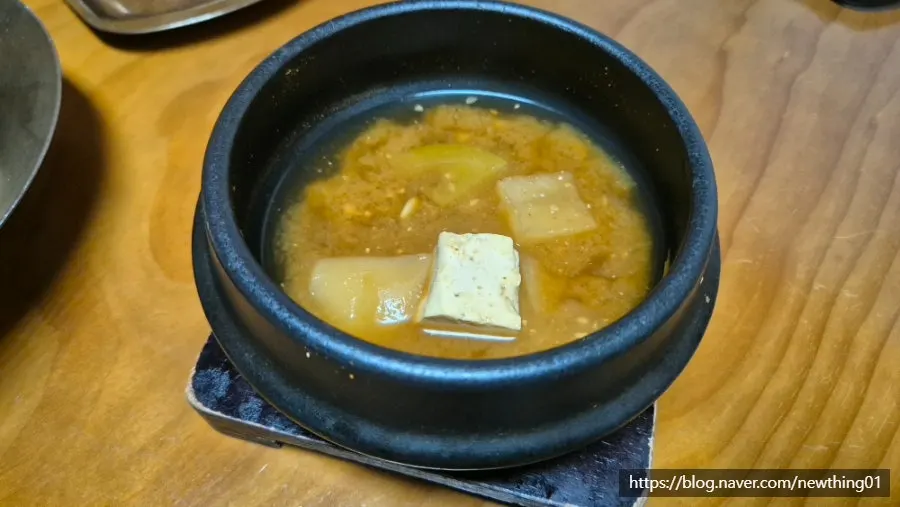 1인 대접에 담긴 왕갈빗대 2대와 국물