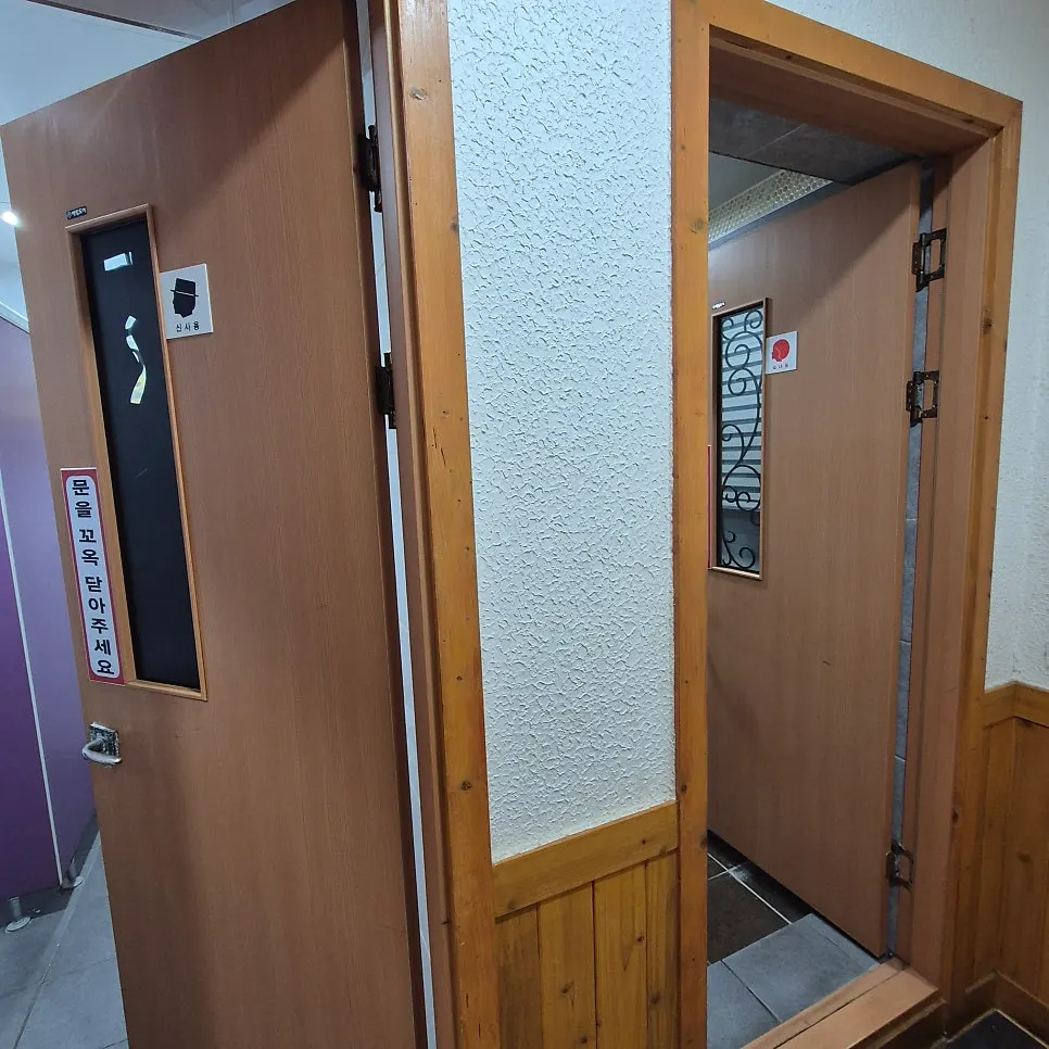 Suksudaega's hanok dining space separated by doors