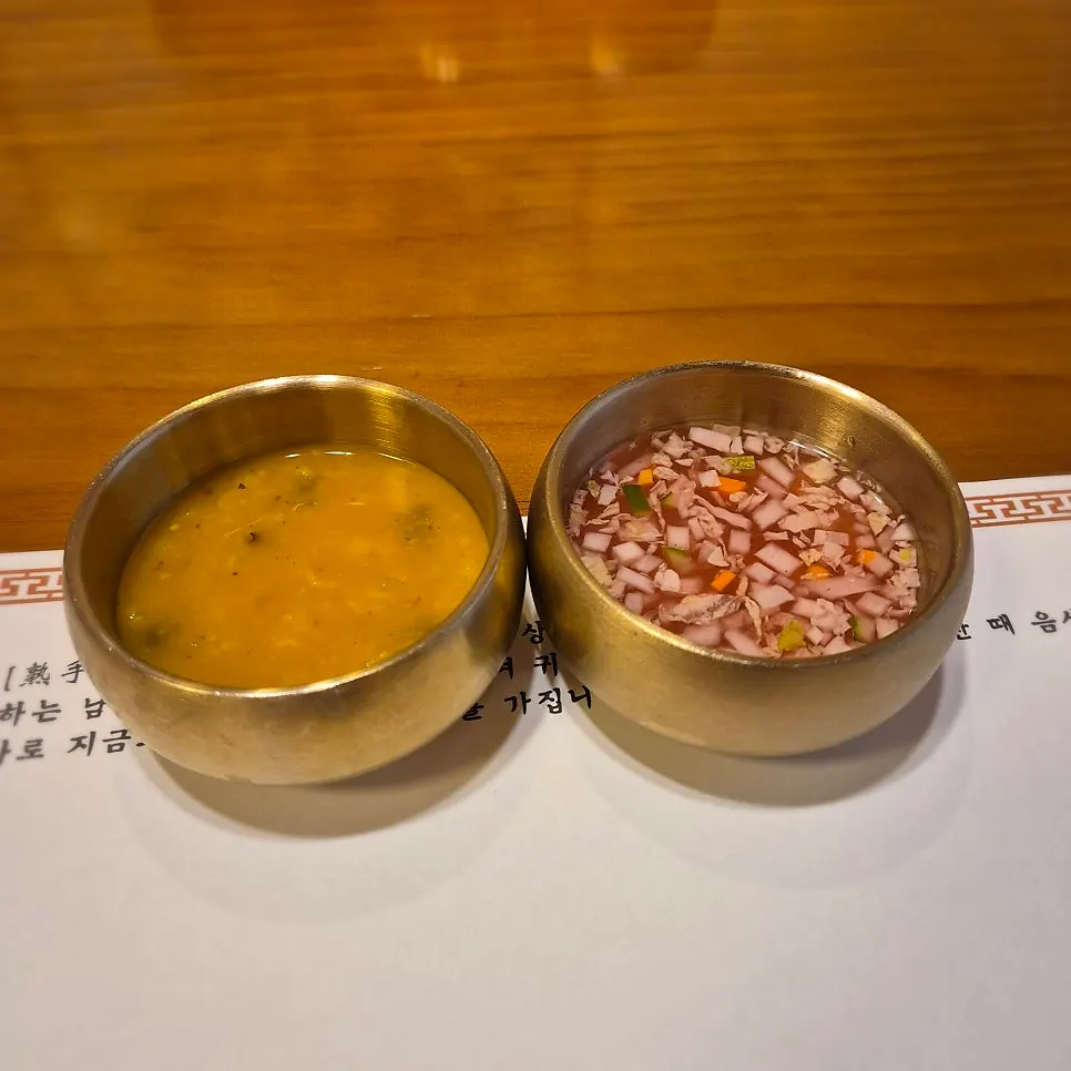 Side dishes and hot-stone pot rice served together with the braised rib set