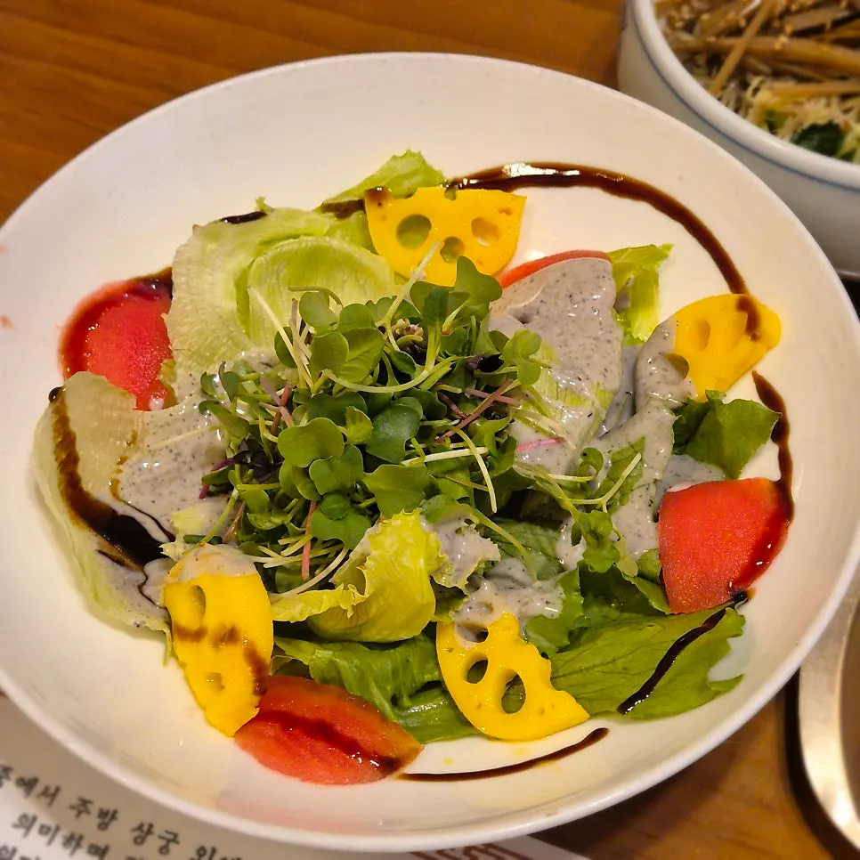 Jeonyuhwa and cold salad plates served with the braised rib set