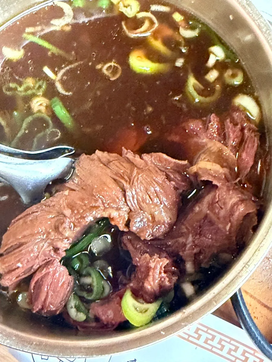 커다란 갈빗대가 들어간 왕갈비찜