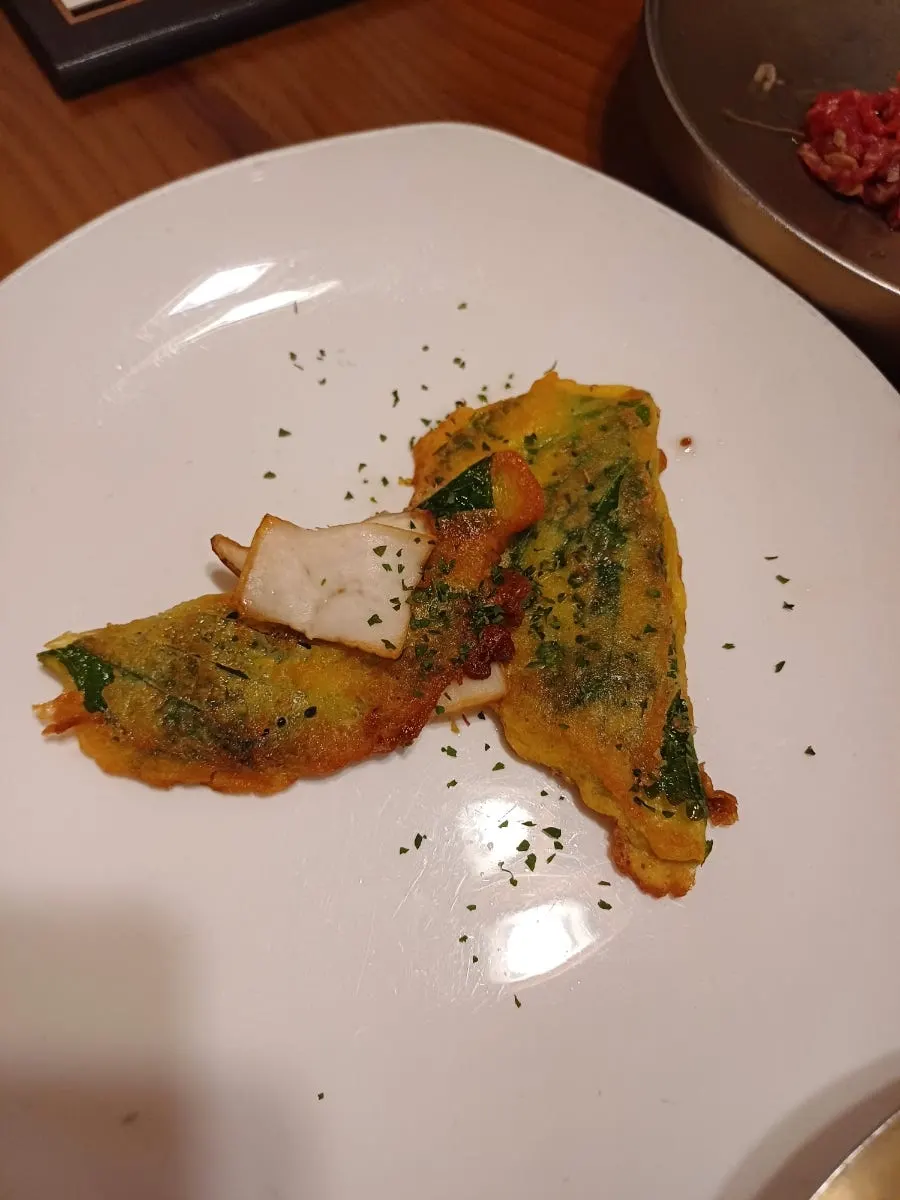 육전이 담긴 한정식 접시
