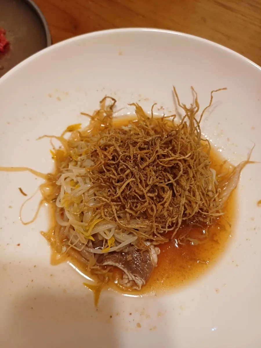차돌숙주볶음 한 접시