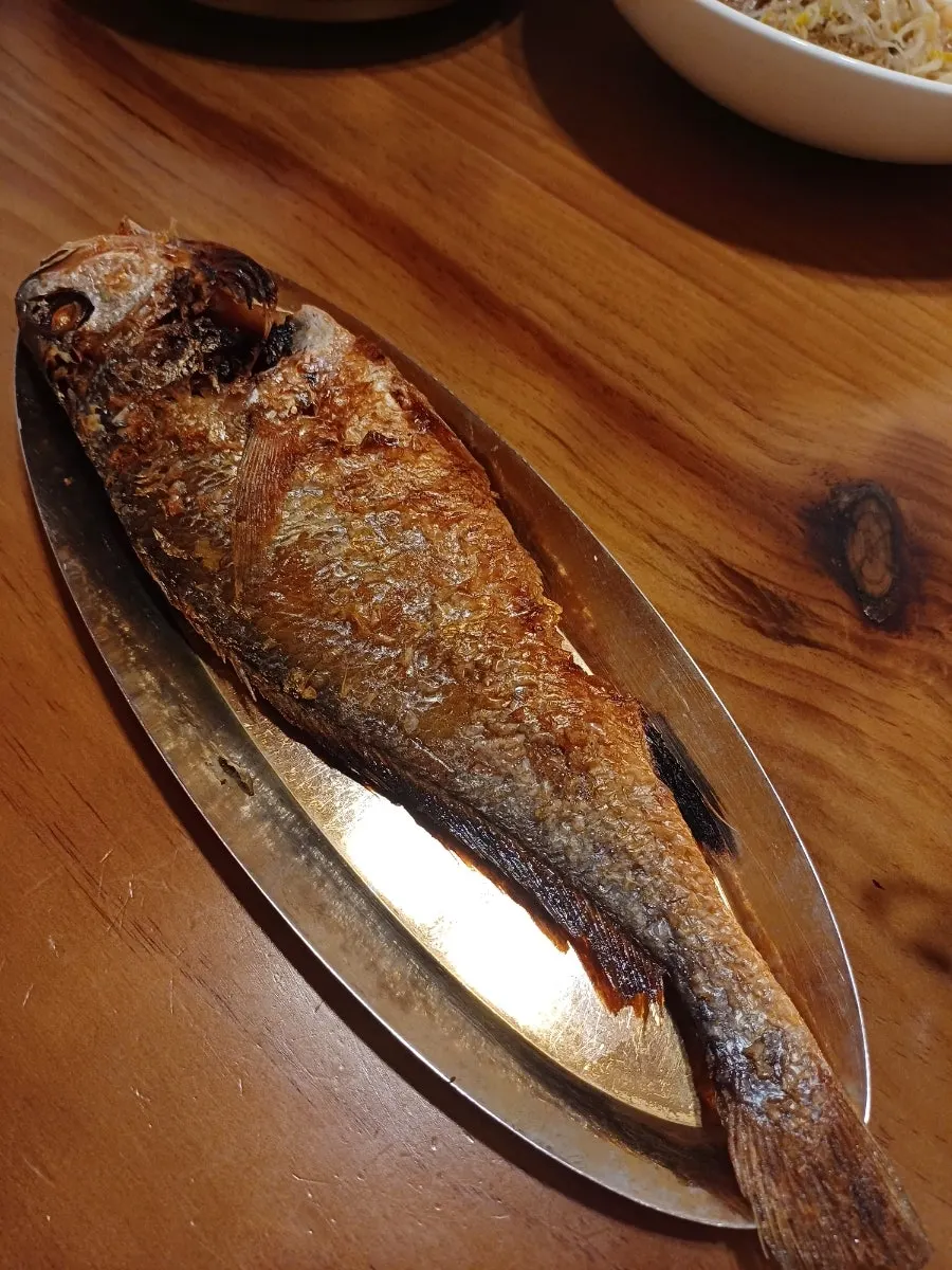 솥밥과 된장찌개가 놓인 상