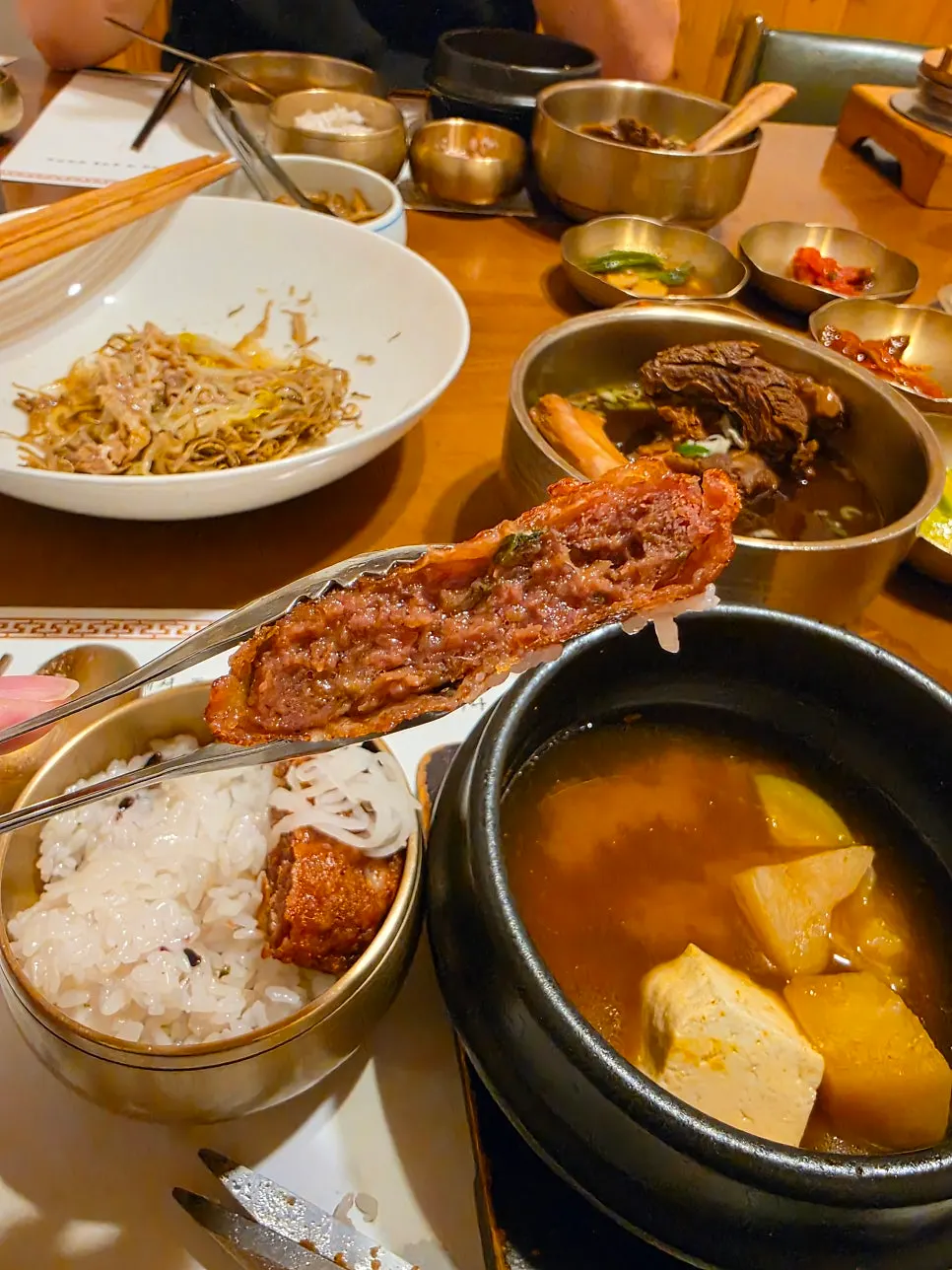 Side dishes and kimchi accompanying the braised ribs