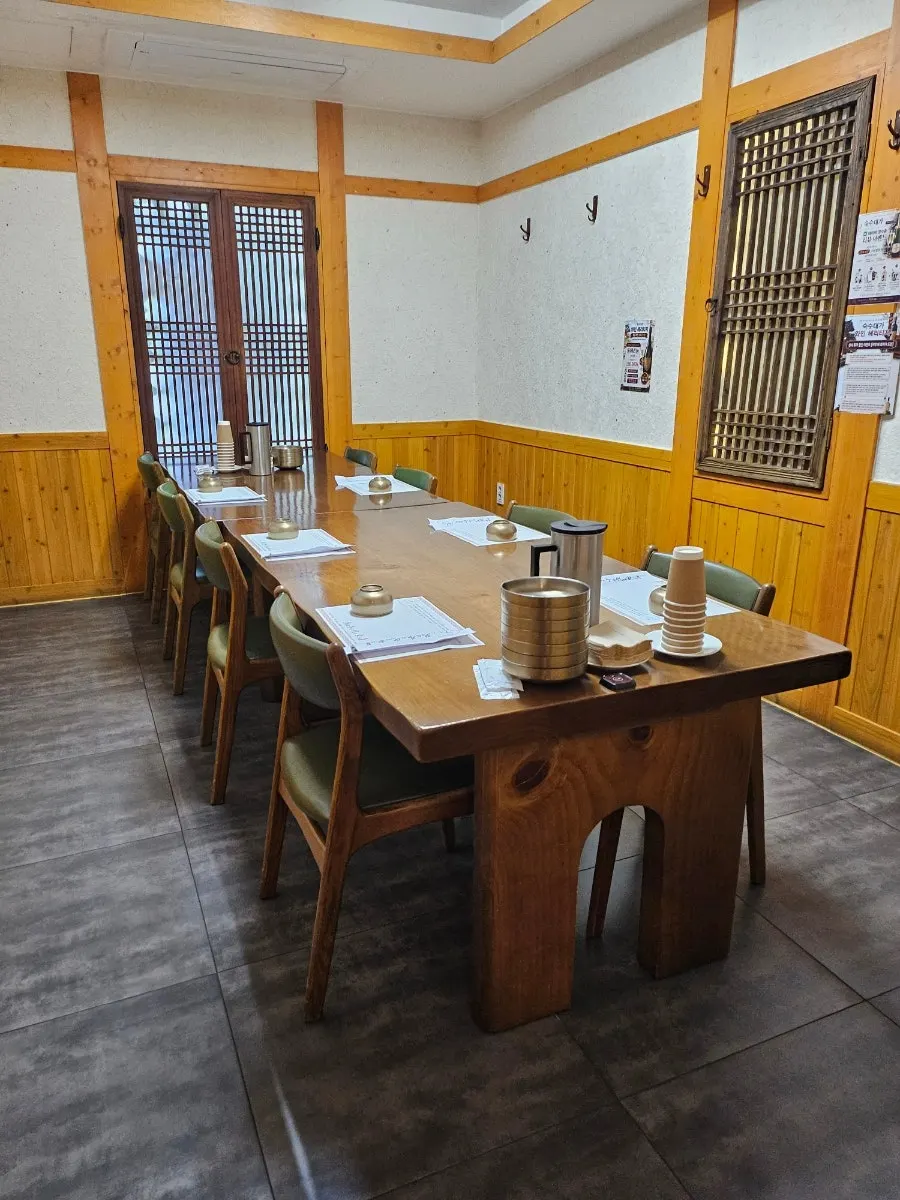 숙수대가 창가석에서 본 실내 분위기