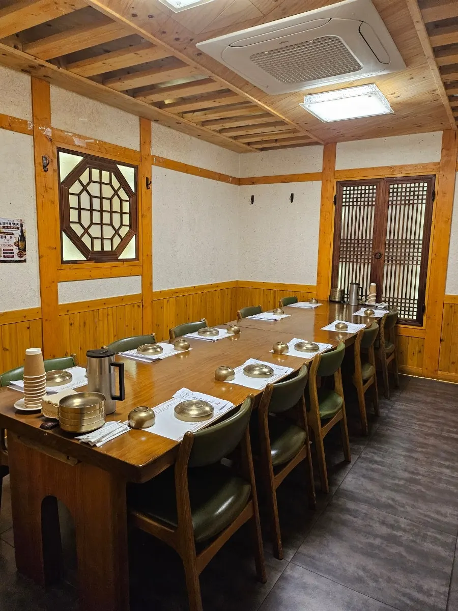 숙수대가 한정식 상과 창가 풍경
