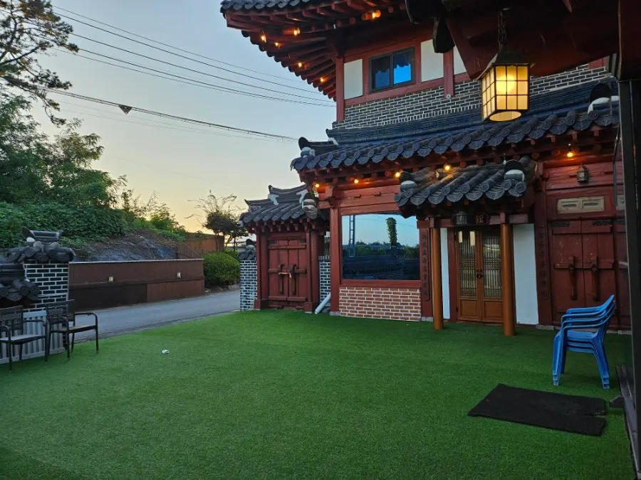 살짝 튀겨져 나온 숙수대가 떡갈비