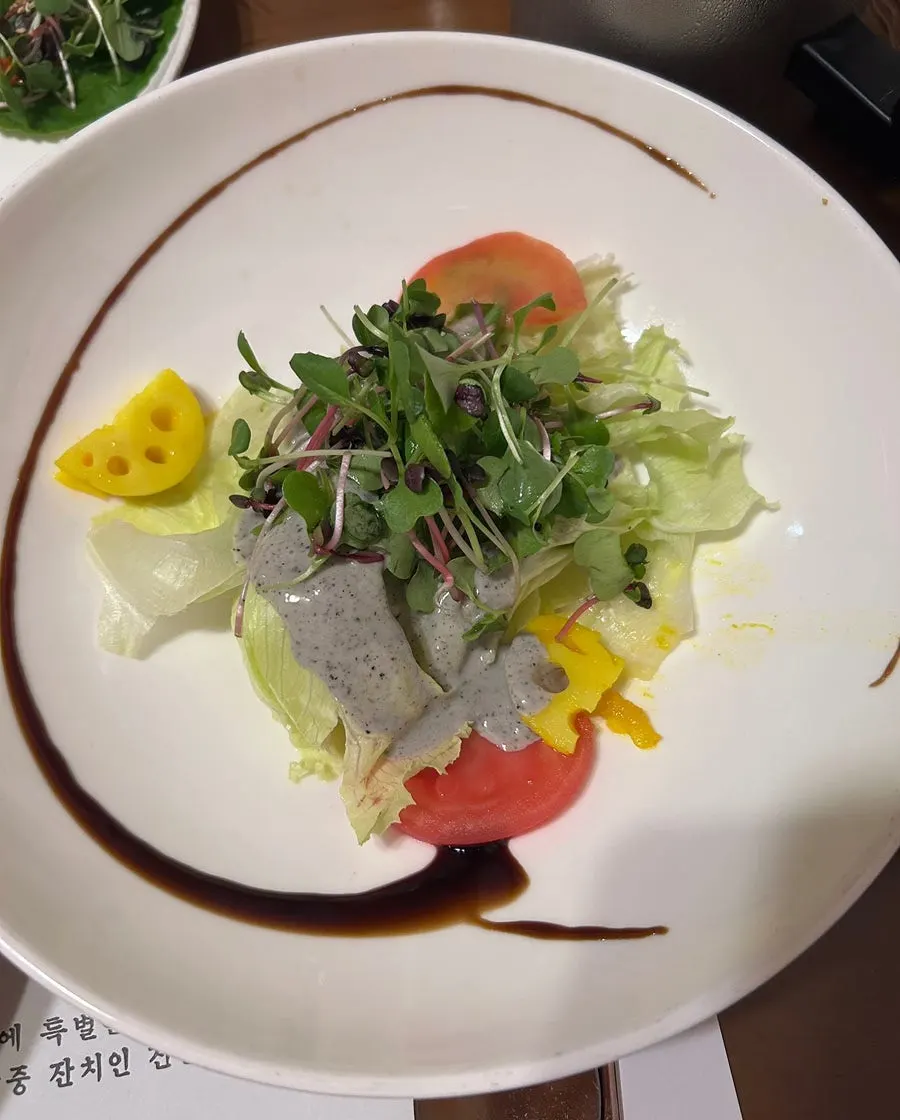 연근과 토마토가 든 샐러드