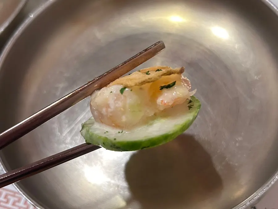 오이와 토마토를 곁들인 새우 잣 무침
