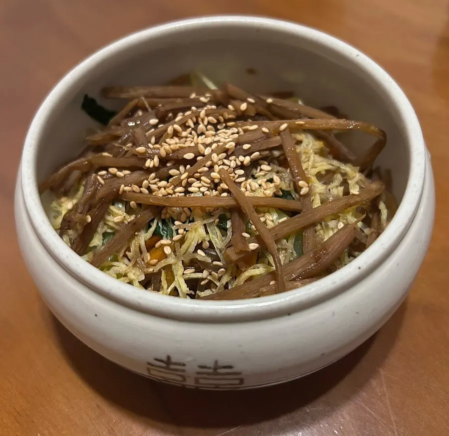따뜻한 그릇에 담긴 궁중 잡채