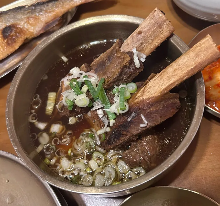 메인으로 나온 왕갈비찜과 솥밥