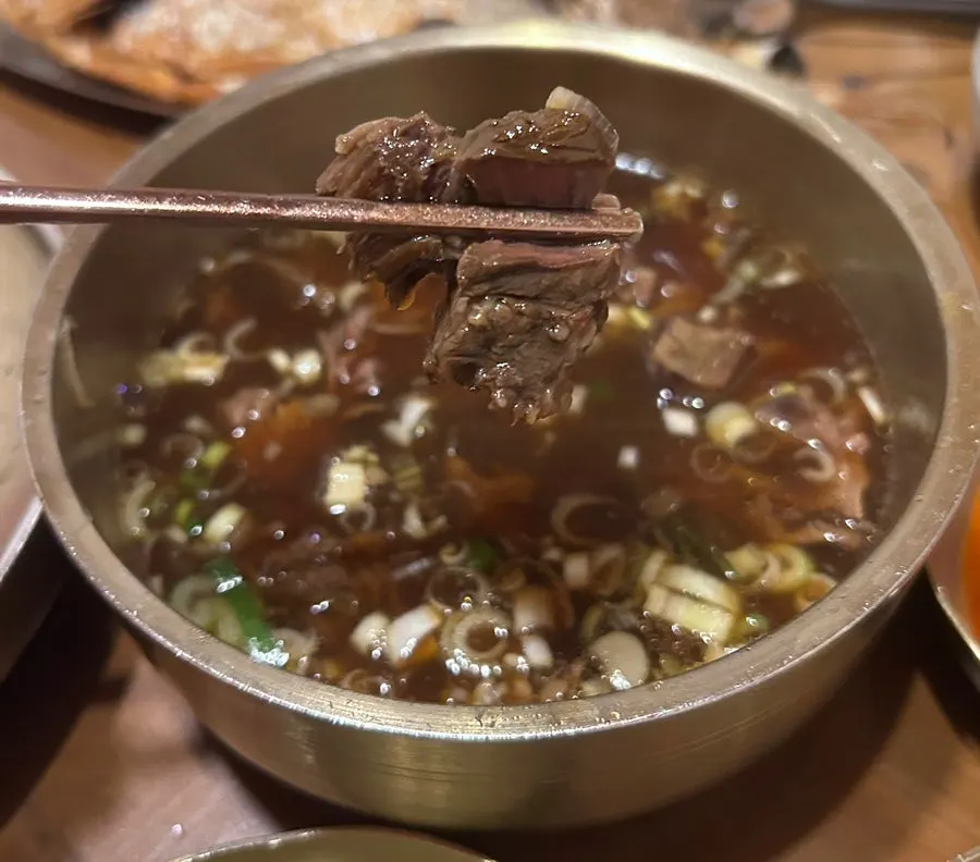 갈빗대 세 대가 든 왕갈비찜 1인분
