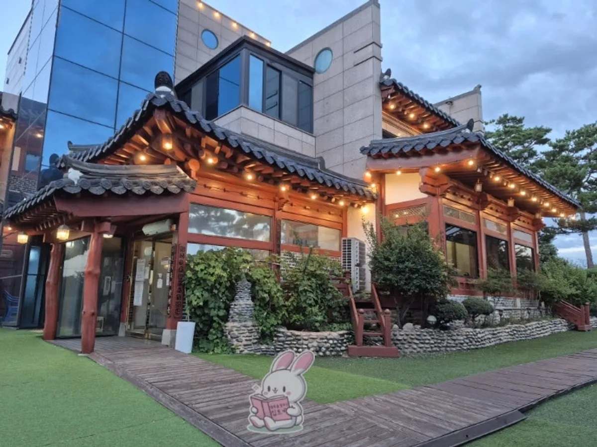 Suksudaega garden with a water wheel