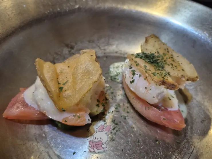 Course dish with tomato and fried shrimp