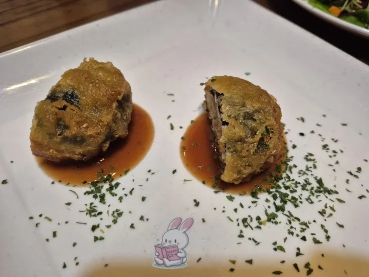 Fried shiitake mushroom with dipping sauce