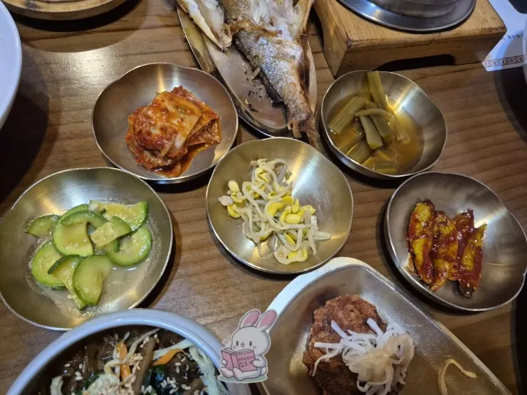 Five side dishes including zucchini, bean sprouts and pickles