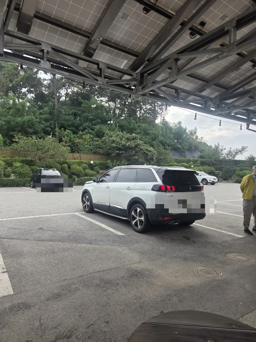 Songdam Kalguksu's cabin-like exterior and spacious parking lot
