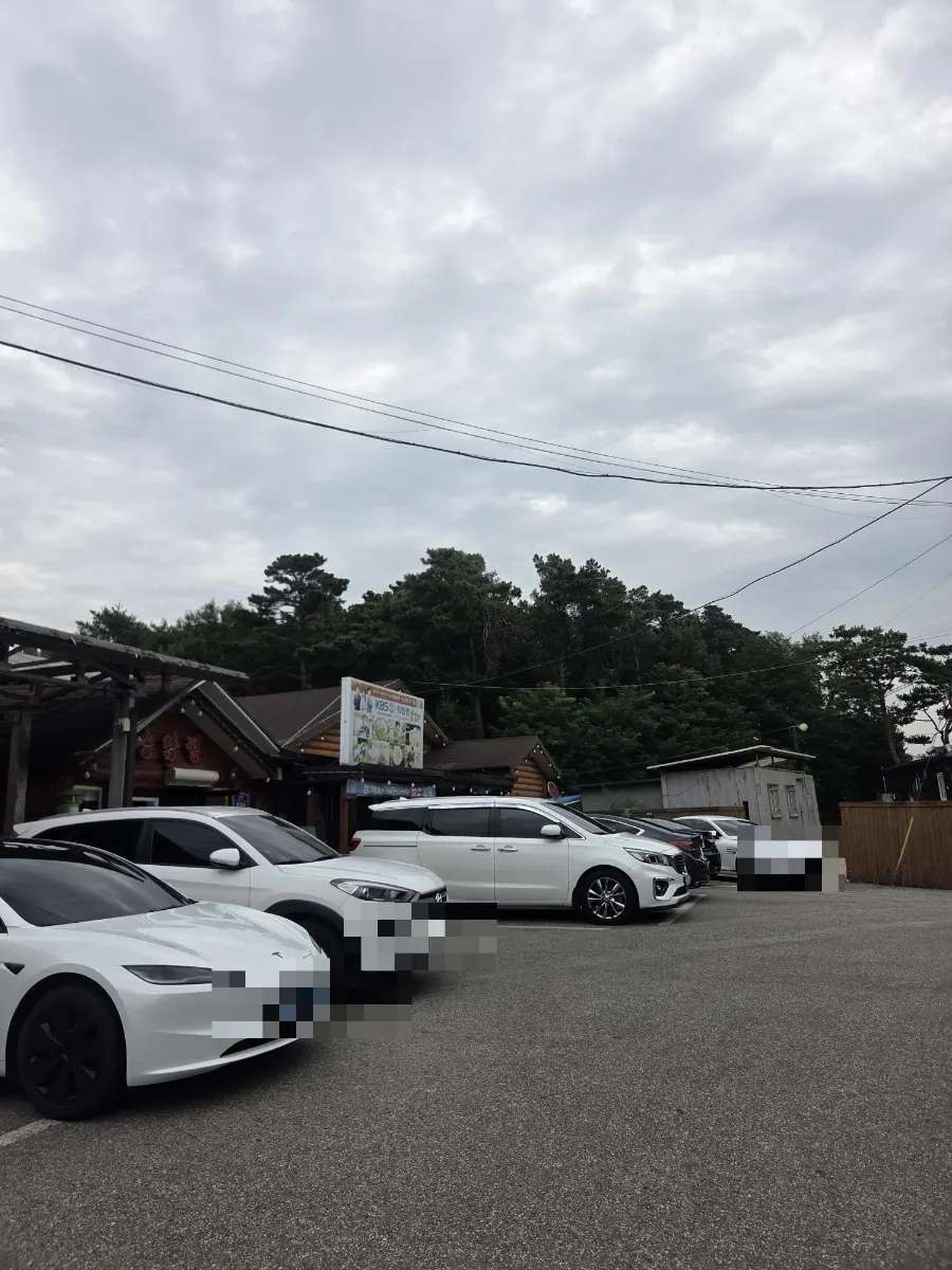 Parking area in front of Songdam Kalguksu