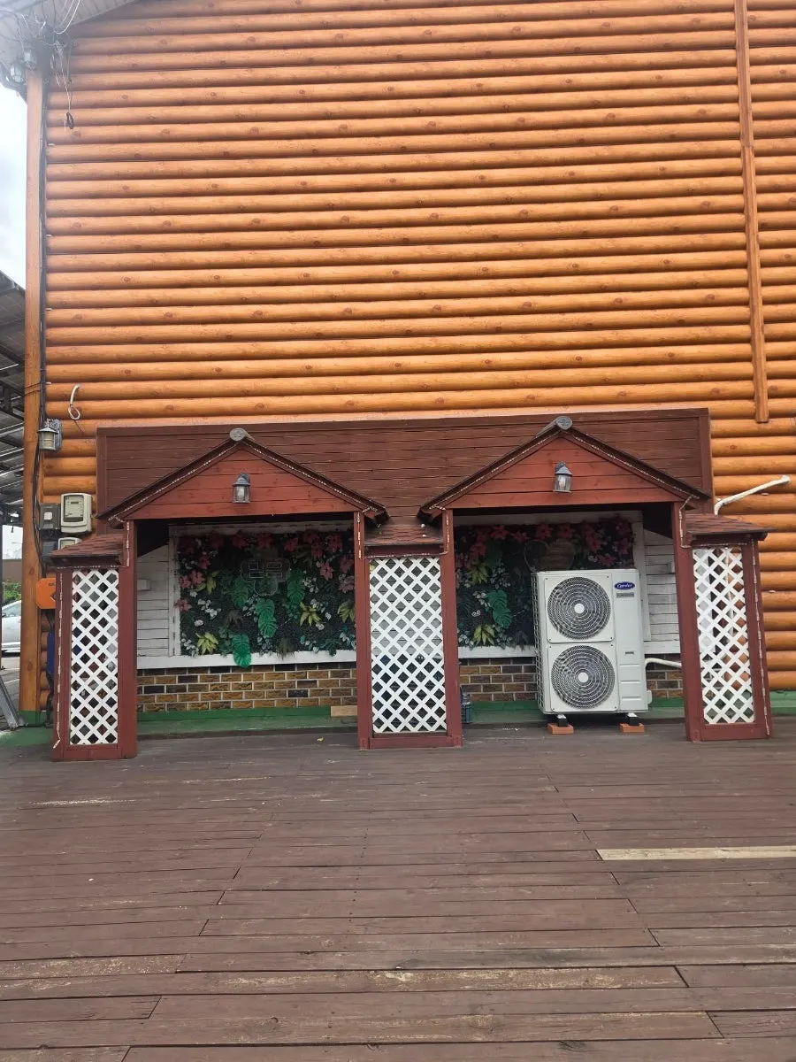 Outdoor resting area at Songdam Kalguksu, good for after the meal