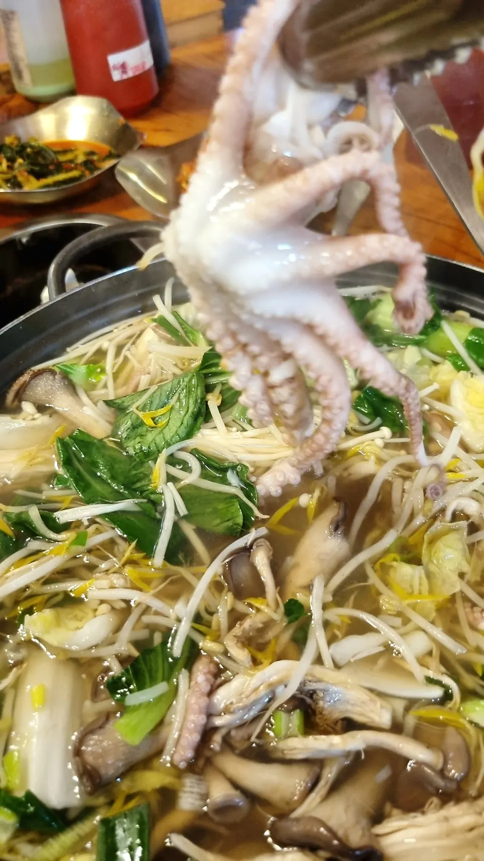 큼직한 낙지가 올라간 송담칼국수 낙지칼국수