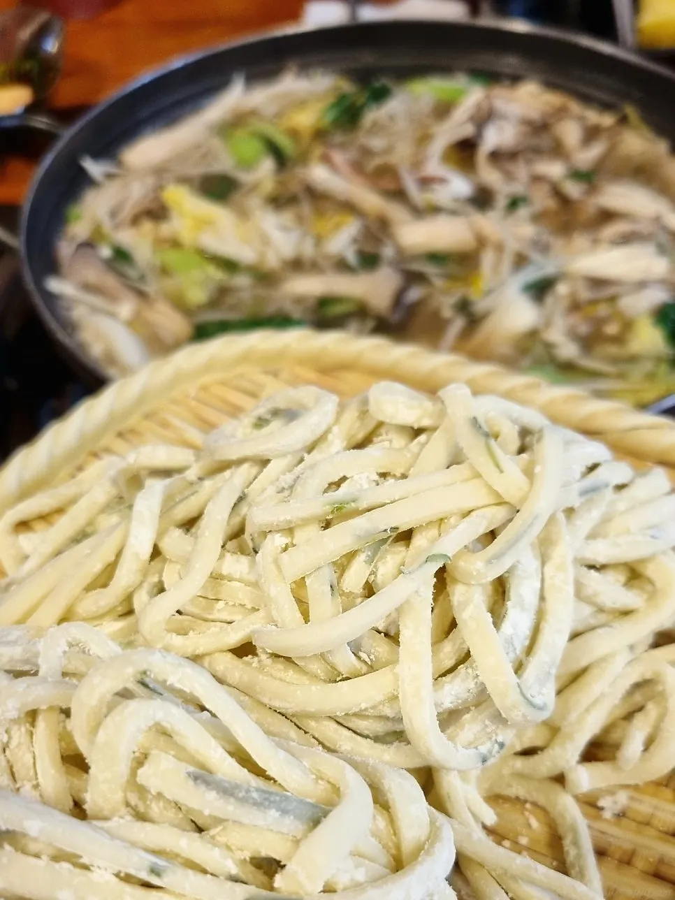 버섯과 야채, 소고기를 추가한 칼국수 냄비