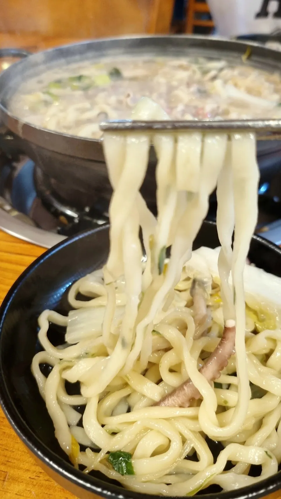 끓고 있는 낙지칼국수 전골