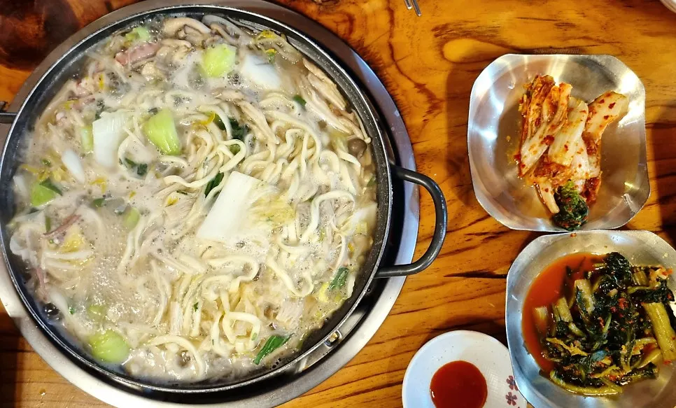 재료가 꽉 찬 송담칼국수 칼국수 냄비