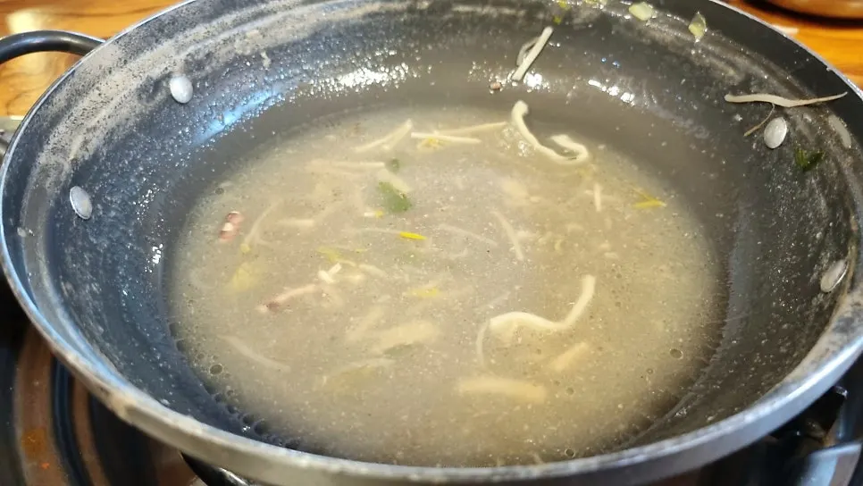 칼국수 국물로 끓인 계란죽