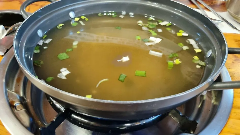 송담칼국수 홀 테이블 모습