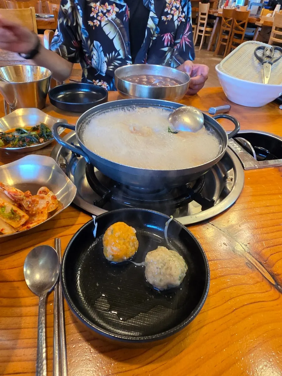 Self-serve kimchi corner at Songdam Kalguksu
