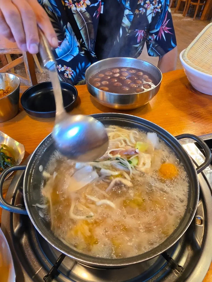 보리밥과 함께 먹는 낙지 샤브샤브 한 상