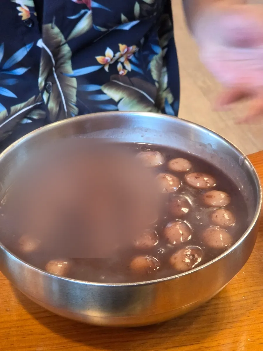 Patongsimi with chewy rice balls in red bean paste