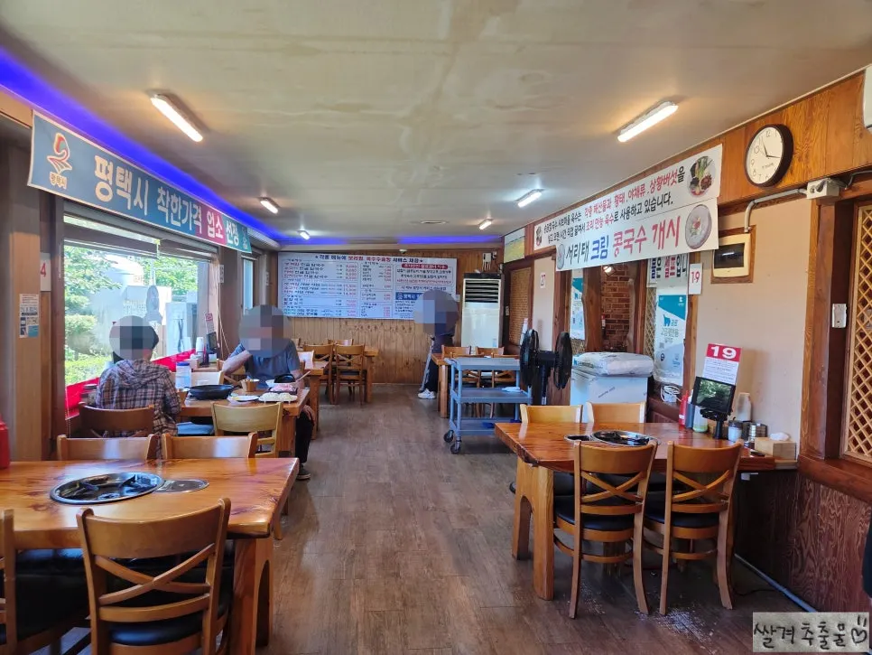 Spacious interior of Songdam Kalguksu
