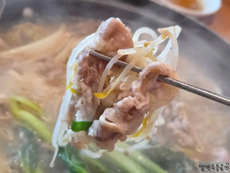 Shabu-kalguksu beef and broth