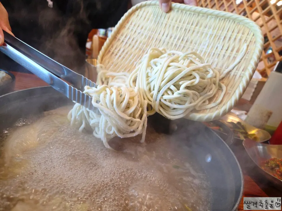 Kalguksu in seafood and vegetable broth