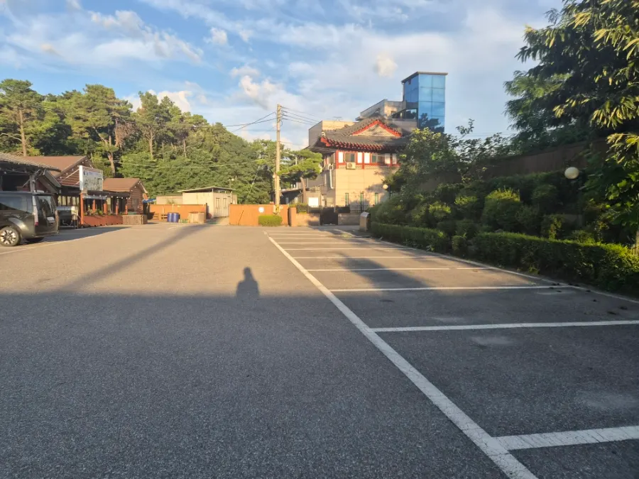 Pemandangan tempat letak kereta di depan Songdam Kalguksu