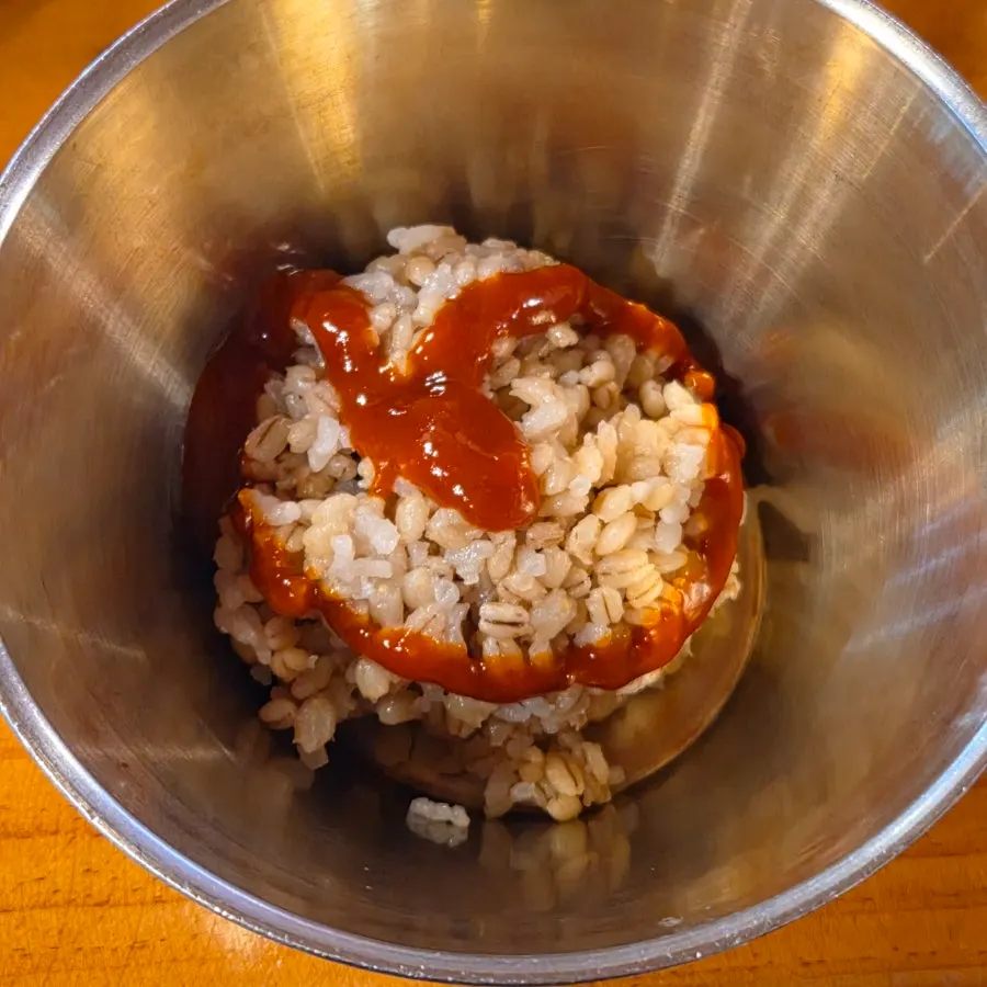 Nasi barli yang digaul dengan kimchi yeolmu