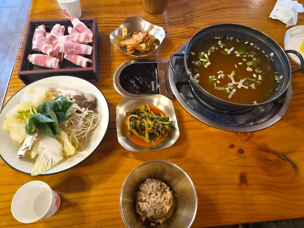 Satu meja shabu-shabu daging lembu dengan sayur dan mandu