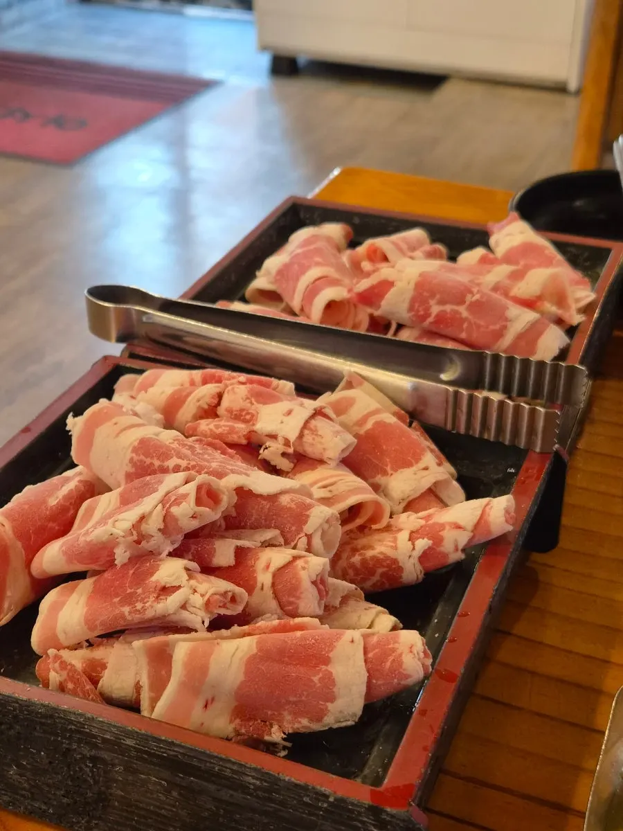 Daging lembu dicelup dalam sup mendidih