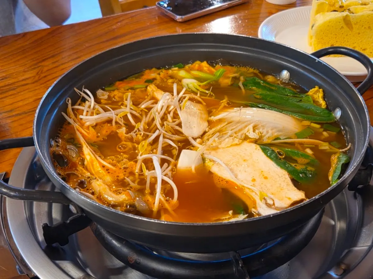 Periuk jeongol shabu-shabu daging lembu yang panas