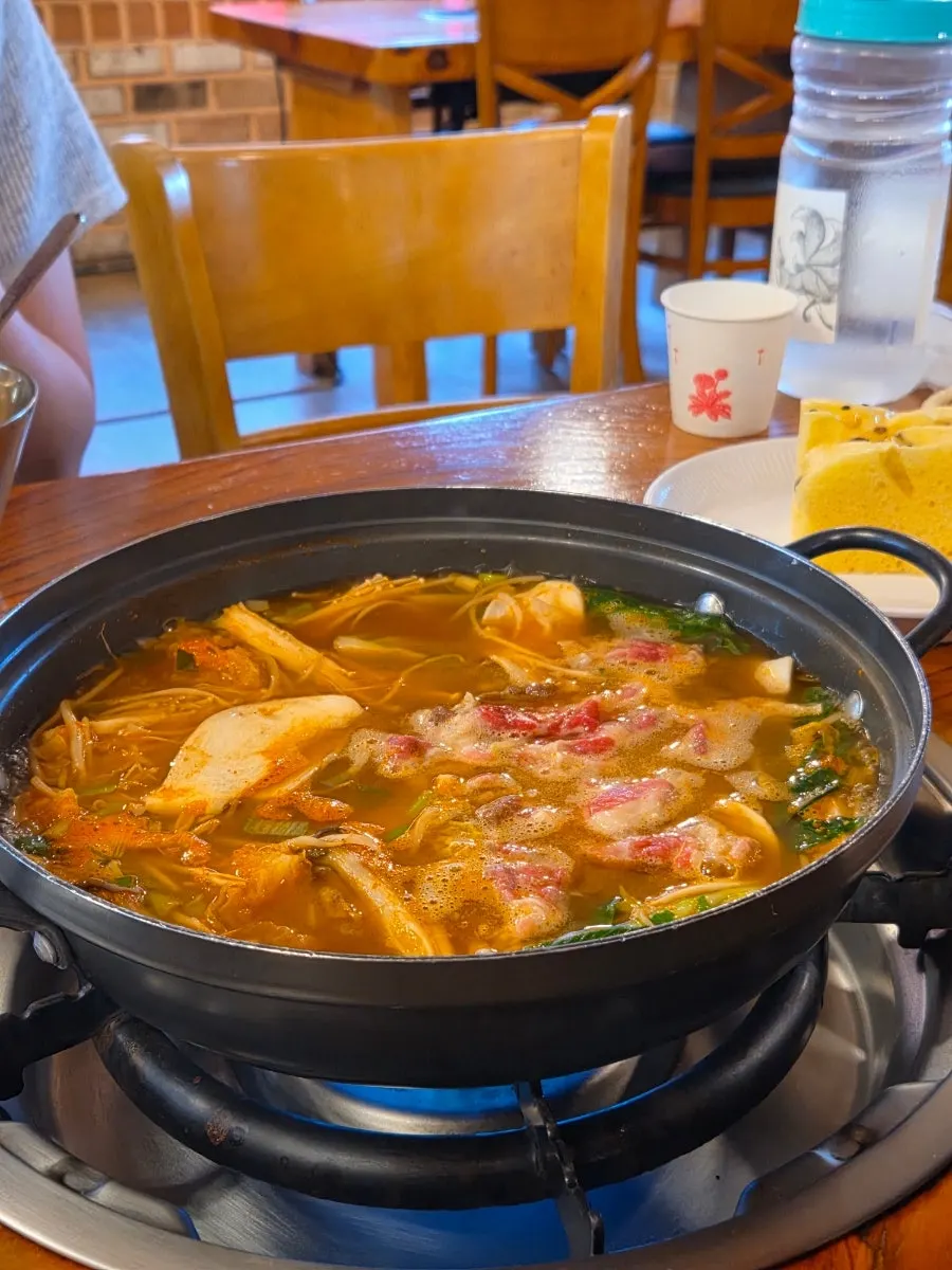 Mi kalguksu dimasukkan untuk menamatkan shabu-shabu