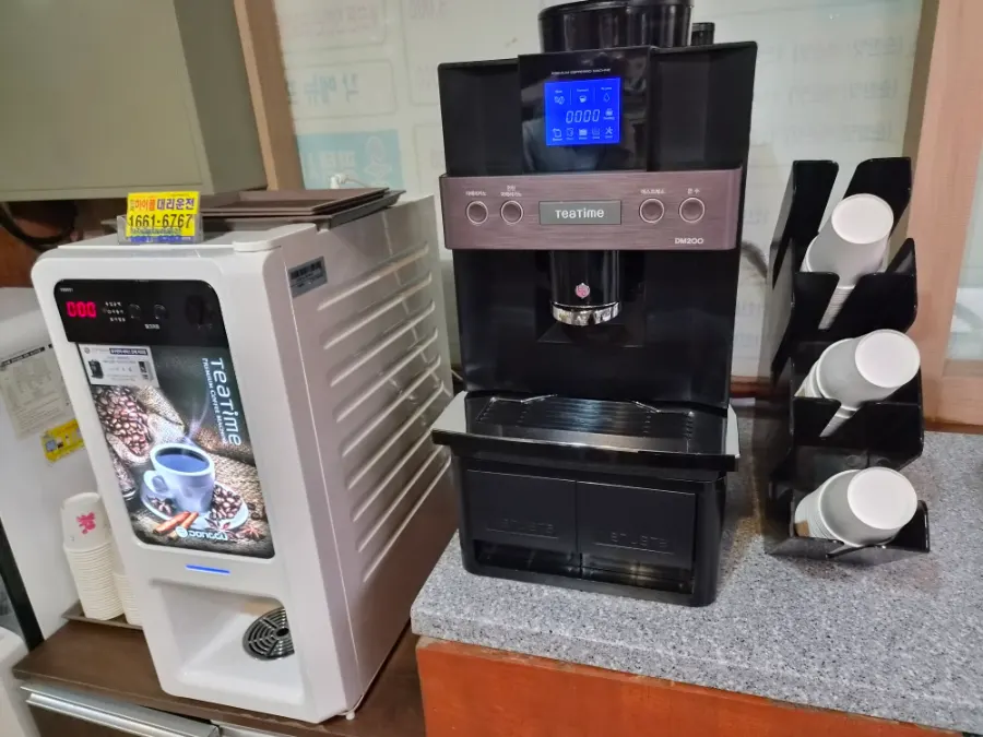 Sudut kopi penutup yang disediakan di pintu keluar kedai