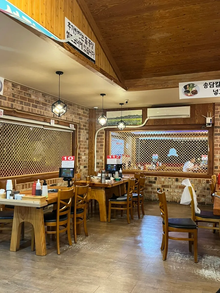 넓은 좌석이 놓인 송담칼국수 홀
