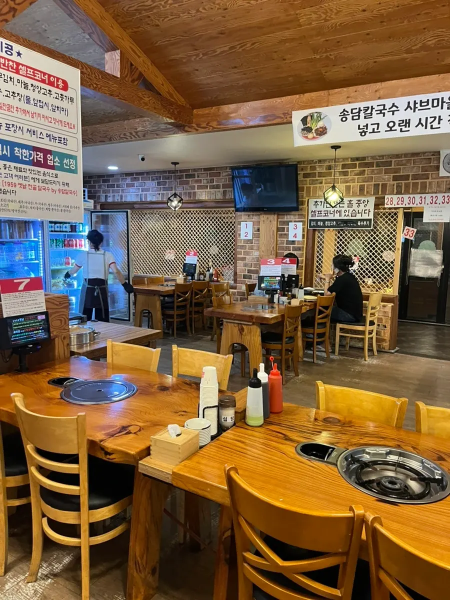 평일 저녁 한산한 송담칼국수 매장